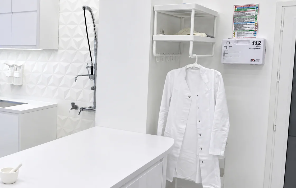 Laboratorijska halja v laboratoriju Labderma